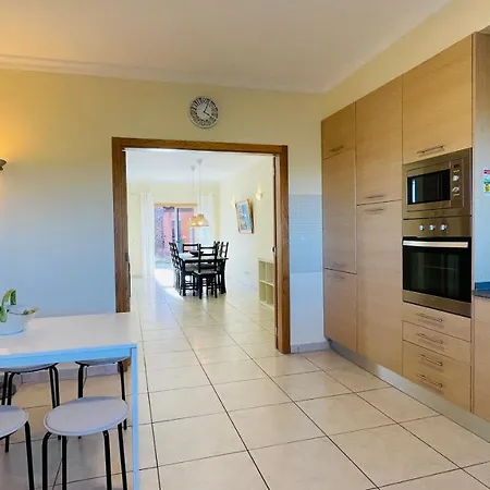 Santa Maria C - Shared Pool - 8 Guests - *